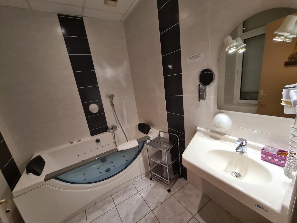 Hostellerie Du Cantal Murat  Exterior photo